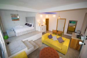 Una habitación grande con una cama y un sofá amarillo. en DUBAI by luxury Atitlan, en San Pedro La Laguna 27 fotos más