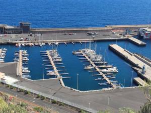 una vista aérea de un puerto deportivo con barcos en él en Comodidad, sol y mar en el Puerto de La Estaca, en Puerto de la Estaca