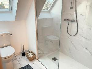 Zdjęcie z galerii obiektu Maison neuve 6 pers à 350m mer, proche balades, avec wifi et jardin - FR-1-361-473 w mieście Carolles