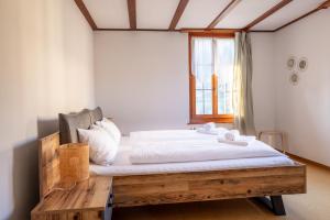 Voodi või voodid majutusasutuse Chalet Seehus Iseltwald toas