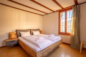 Voodi või voodid majutusasutuse Chalet Seehus Iseltwald toas