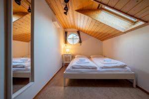 Voodi või voodid majutusasutuse Chalet Seehus Iseltwald toas
