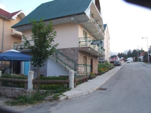 ein Gebäude mit einer Treppe an der Straßenseite in der Unterkunft Šćekić Accommodation in Žabljak