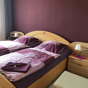 バート・ツヴィッシェンアーンにあるFewo-Hoeflich-Hermann-2のベッドルーム1室(紫と白のシーツを使用したベッド2台付)