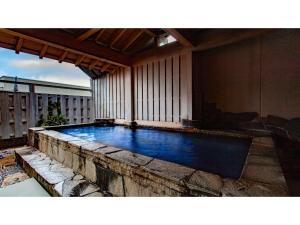 una piscina in cima a una casa di Hotel Kimura - Vacation STAY 97364v a Shibukawa