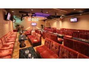 una sala conferenze con sedie e tavoli rossi e TV di Hotel Kimura - Vacation STAY 97364v a Shibukawa