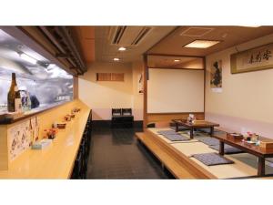 un ristorante con tavoli e una lavagna in una stanza di Hotel Kimura - Vacation STAY 97364v a Shibukawa