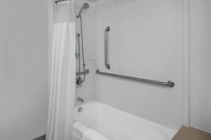 ein Bad mit Dusche und Duschvorhang in der Unterkunft Courtyard by Marriott Cypress Anaheim / Orange County in Cypress