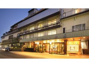 ein großes Gebäude mit einem davor geparkt in der Unterkunft Hotel Kimura - Vacation STAY 97364v in Shibukawa
