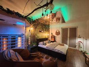 een slaapkamer met een bed in een kamer met groene verlichting bij WOLA Wyjątkowe Studio z Jacuzzi, Sauną i Fotelem do Masażu oraz opcją z Prosecco - Exceptional Studio with Jacuzzi, Sauna, Massage Chair and optional Prosecco in Warschau