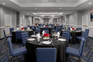 una sala de conferencias con mesas y sillas azules en Courtyard by Marriott Cypress Anaheim / Orange County, en Cypress