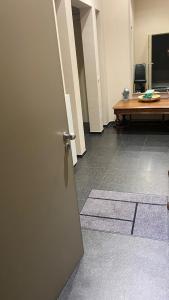 une porte ouverte dans un bureau avec une table et des tapis dans l'établissement B&B Jacqmain, à Bruxelles