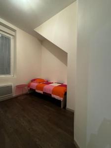 una camera da letto con un letto in una stanza bianca di Christelle a Romilly-sur-Seine