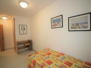 - une chambre avec un lit et des photos sur le mur dans l'établissement Apartamento Llançà, 2 dormitorios, 6 personas - ES-228-155, à Llançà