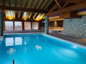 a large swimming pool in a building with at Bel appartement avec piscine, sauna et parkings à Pralognan-la-Vanoise - FR-1-464-217 in Pralognan-la-Vanoise +7 photos