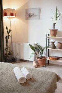 ein Schlafzimmer mit zwei gewalzten Handtüchern auf einem Bett in der Unterkunft Stylish cozy studio guesthouse in the city center in Tbilisi City