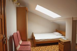 Ekran Hotel tesisinde bir odada yatak veya yataklar