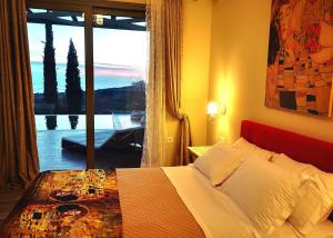 una camera con un letto e una grande finestra di ReLux Villa a Cefalonia