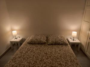 ein Schlafzimmer mit einem Bett mit zwei Lampen auf beiden Seiten in der Unterkunft Aix en Provence - Rotonde - Cours Mirabeau in Aix-en-Provence