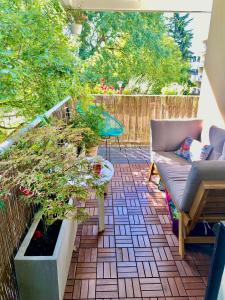 d'une terrasse avec un canapé et une table. dans l'établissement Splendid Apartment close to Paris, à Sèvres