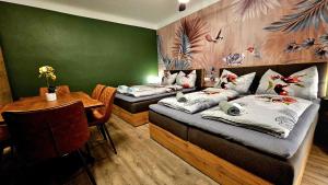 ウィーンにあるVienna CityApartments - Premium 1のベッド2台とテーブルが備わる客室です。