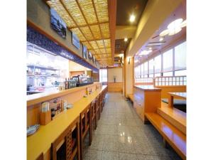 気仙沼市にあるSun Marine Kesennuma Hotel Kanyo - Vacation STAY 21044vの木製のカウンターと棚が並ぶ店舗通路