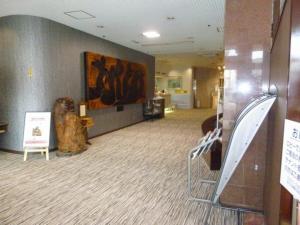 eine Lobby mit einer Bärenstatue in der Ecke eines Gebäudes in der Unterkunft Hotel Wakow - Vacation STAY 22127v in Yonago