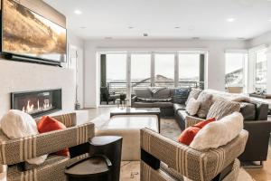 A seating area at Apex Residence by All Seasons Resort Lodging