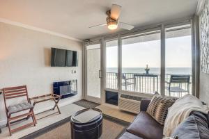 uma sala de estar com vista para o oceano em Daytona Beach Retreat Beach Access! em Daytona Beach