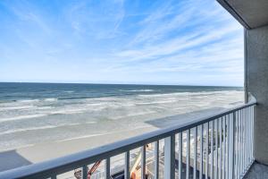 uma vista para a praia a partir de uma varanda em Daytona Beach Retreat Beach Access! em Daytona Beach