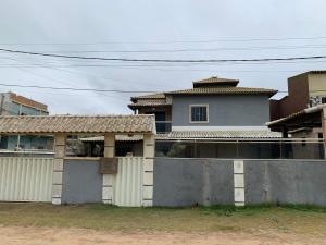 a house with a fence in front of it at Casa em Unamar Cabo Frio in Cabo Frio