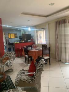a living room with a table and chairs at Casa em Unamar Cabo Frio in Cabo Frio