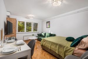 een slaapkamer met een bed en een woonkamer bij Studio Roko in Rijeka