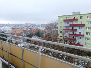 einen Balkon mit Stadtblick in der Unterkunft Riazanska Residence 3 room Free Wi-Fi in Bratislava