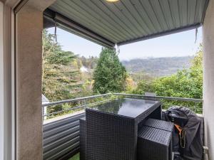a patio with a table and chairs on a balcony at Appartement T2 cabine, terrasse, piscine, parking, proche commodités et ski, Luz-Saint-Sauveur - FR-1-402-131 in Luz-Saint-Sauveur