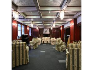 um quarto com cadeiras, uma mesa e um palco em Shiga Palace Hotel - Vacation STAY 22531v em Shiga Kogen