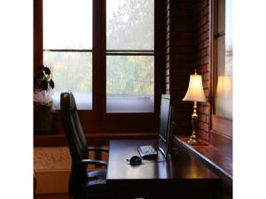 una oficina con escritorio, ordenador y ventana en Shiga Palace Hotel - Vacation STAY 22531v en Shiga Kogen