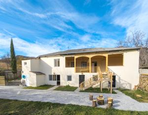 Pokr AyrumCypress guesthouse的一座带门廊和楼梯的大型白色房屋