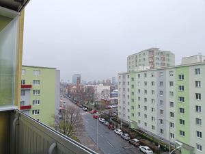 Blick auf eine Stadtstraße mit Gebäuden und Autos in der Unterkunft Riazanska Residence 3 room Free Wi-Fi in Bratislava