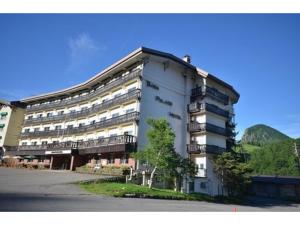 un gran edificio con balcones en un lateral en Shiga Palace Hotel - Vacation STAY 22530v en Shiga Kogen