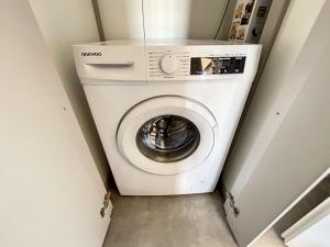 - un lave-linge et un sèche-linge blancs dans une petite pièce dans l'établissement Chalet à Jullouville - 6 couchages, piscine chauffée, près de la plage et commerces - FR-1-361-523, à Jullouville
