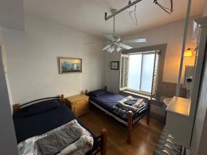 un dormitorio con una cama y una ventana en St Clair Hostel, en Vancouver