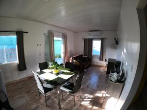 ein Esszimmer und ein Wohnzimmer mit einem Tisch und Stühlen in der Unterkunft Mecejana Home in Boa Vista
