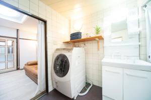 lavadero con lavadora y fregadero en Anju - Vacation STAY 15840 en Osaka