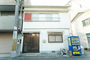 大阪市にあるAnju - Vacation STAY 15840の白い建物(ドア、バルコニー付)