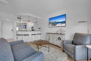 a living room with a couch and a kitchen at Bayfront Inn 5th Avenue in Naples