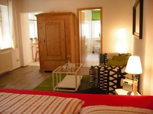 ein Schlafzimmer mit einem Bett und ein Wohnzimmer in der Unterkunft Ferienwohnungen Zur Kaiserstrasse in Quedlinburg