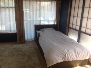 Un pat sau paturi într-o cameră la LongHillsEcoGuesthouse&Cafe - Vacation STAY 24885v