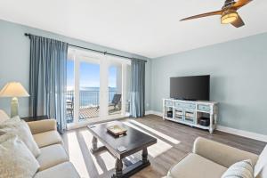 un salon avec un canapé et une télévision dans l'établissement Laketown Wharf Resort #1321 by Book That Condo, à Panama City Beach