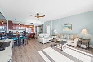 un salon avec un canapé et une table dans l'établissement Laketown Wharf Resort #1321 by Book That Condo, à Panama City Beach